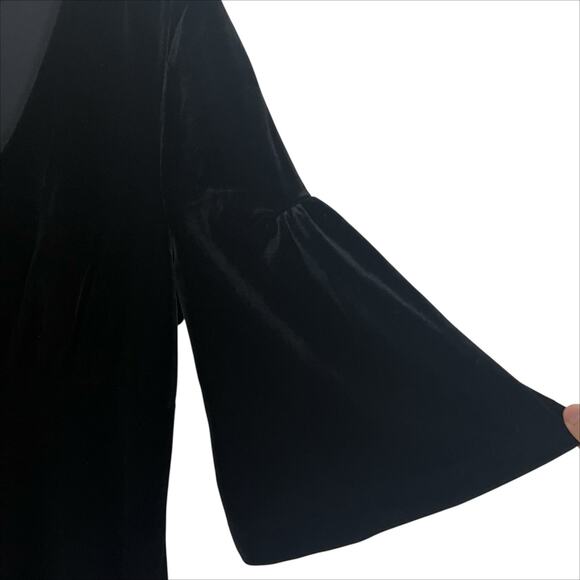 🎁 Old Navy Black Velvet Bell Sleeve V-Neck Dress Size Small - Picture 4 of 6